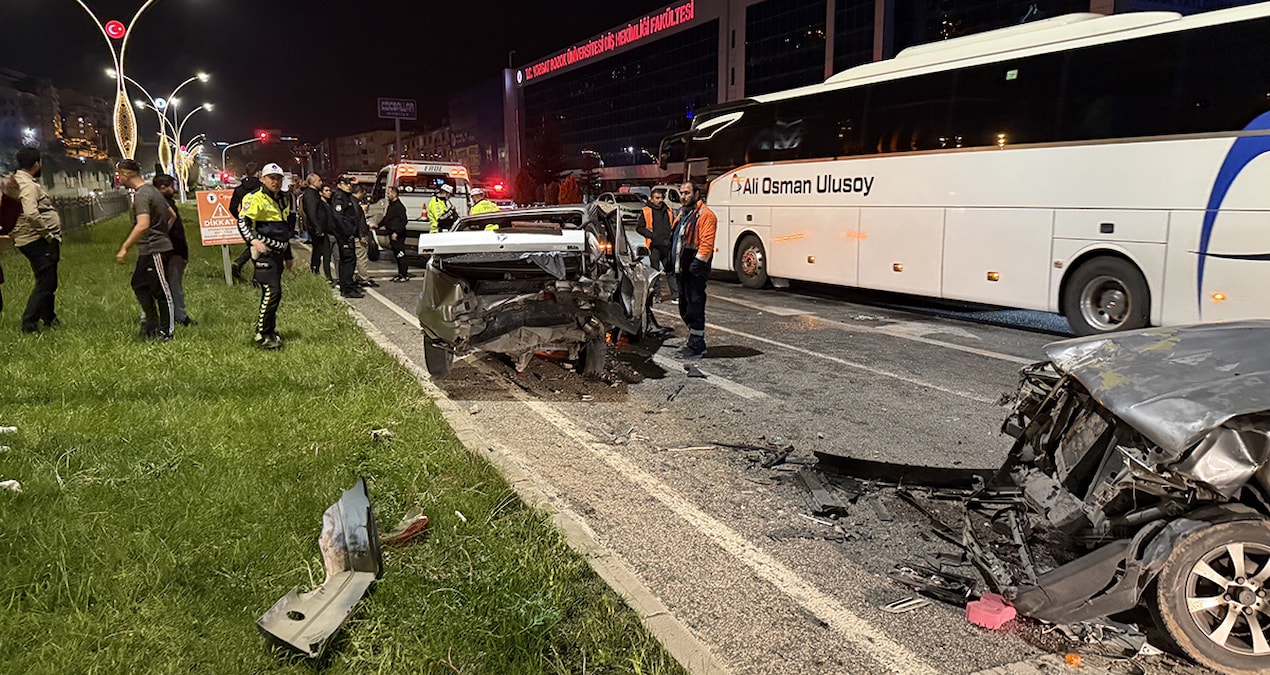 Gündemden Son Bilgiler: Zincirleme kazada araçlar hurdaya döndü - En Son Haber ve Merak Edilenler